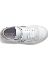 Weiße Sneaker mit Wildleder- und Lederdetails in Beige und Grau. Mit einer strukturierten Schuhspitze, gepolstertem Kragen und Schnürdesign. Saucony-Logo sichtbar.