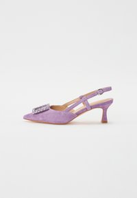 Chaussure slingback en daim violet avec un bout pointu, un talon fin et un accent décoratif en strass sur le devant, présentant des découpes sur les côtés.