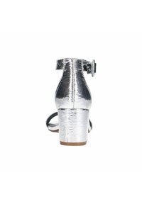 Zilveren metallic hak sandaal met gestructureerde oppervlak, enkelbandje en blokhak. Voorzien van een ronde gesp en open teen ontwerp.