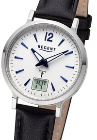 Montre en ton argent avec un cadran blanc, des index bleus, un affichage numérique et un bracelet en cuir noir. Elle possède un boîtier rond et un mouvement à quartz.