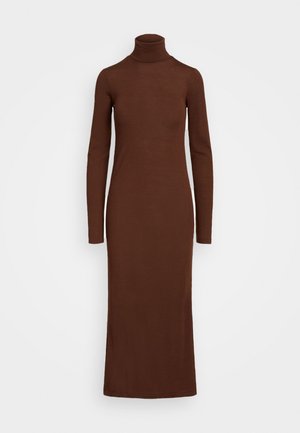 Abito marrone a collo alto con maniche lunghe realizzato in un tessuto liscio e elasticizzato. Presenta una silhouette aderente e arriva sotto il ginocchio.