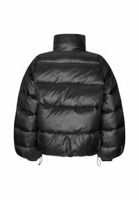 Sort puffer-jakke med høj hals, kviltet design, elastiske manchetter og justerbare snore i kanten. Glat, skinnende tekstur.