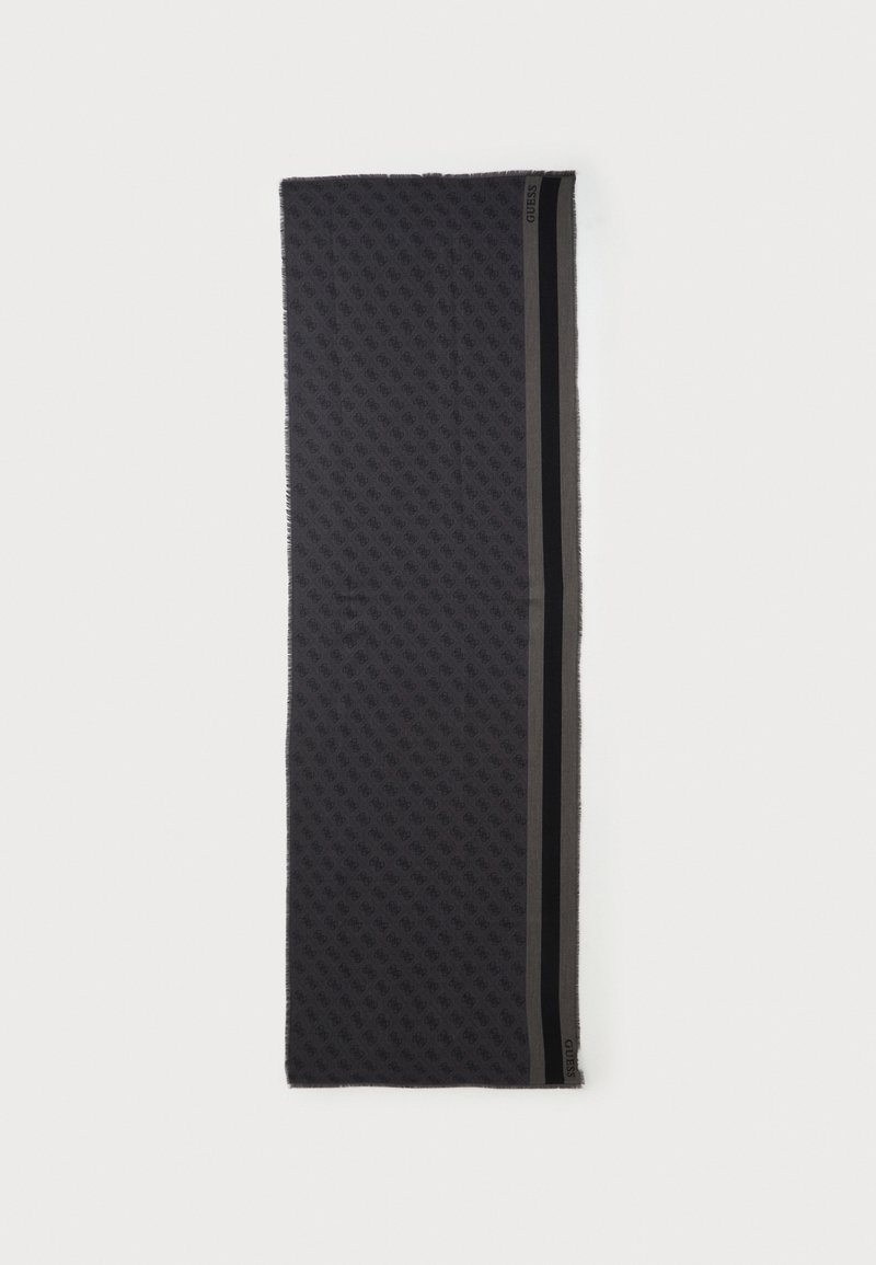 Écharpe rectangulaire gris foncé avec un motif de logo subtil et répétitif et deux bandes verticales le long d’un bord, étiquetée "GUESS" aux extrémités.