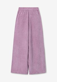 Pantalon large en velours côtelé violet clair avec une ceinture élastique, comportant deux poches avant et une surface texturée en côtes.