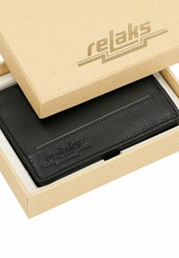 Boîte beige partiellement ouverte contenant un portefeuille noir texturé avec le logo embossé "relaks" assorti sur le portefeuille et le couvercle de la boîte.