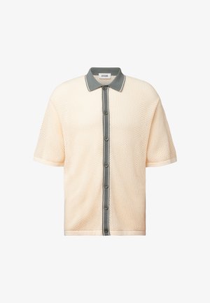 Polo a maniche corte in maglia color crema con patta e colletto grigi, tessuto strutturato e sei bottoni sul davanti.