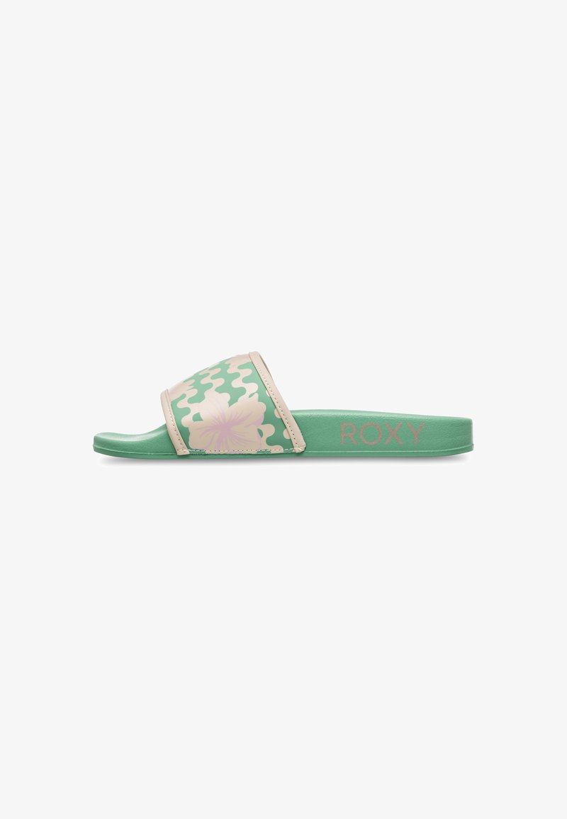 Sandale glissante verte avec un motif floral beige sur la sangle, présentant une surface texturée et le nom de la marque "ROXY" en rose sur la semelle.