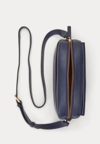 Tmavě modrá kožená kabelka přes rameno se zlatým zipem, štíhlý obdélníkový tvar, nastavovací popruh a plochý design. Bez viditelných vzorů nebo doplňků.