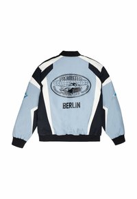 Veste bleu clair et noire avec accents blancs, présentant le texte "Prohibited Racing Club Berlin" et un graphisme de voiture ancienne au dos.