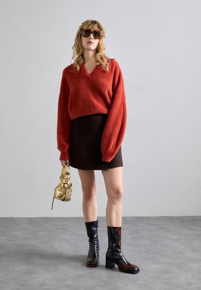 Stine Goya LONG SLEEVE NECKLINE COLLAR JUMPER,FLUFFY MONOGRAM - Jumper - red ochre