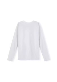 Biała koszulka z długim rękawem i okrągłym dekoltem. Gładka tekstura materiału, prosty krój, luźny fason, brak widocznych wzorów czy dodatków.