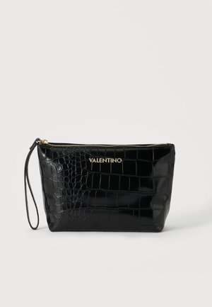 Μαύρο γυαλιστερό clutch με υφή κροκοδείλου και χρυσό λογότυπο VALENTINO, με λουράκι καρπού και επάνω φερμουάρ.