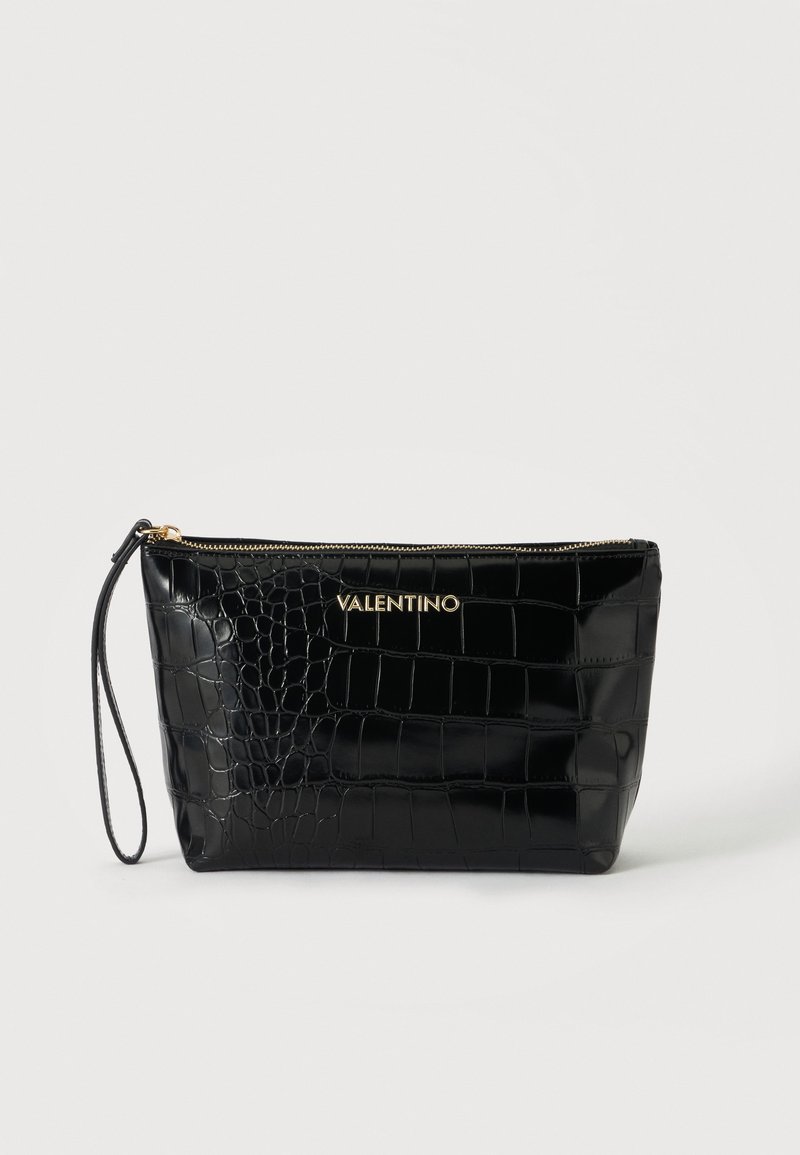 Μαύρο γυαλιστερό clutch με υφή κροκοδείλου και χρυσό λογότυπο VALENTINO, με λουράκι καρπού και επάνω φερμουάρ.