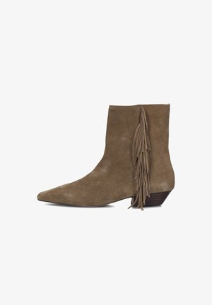 Bruine suède enkellaars met een puntige neus, voorzien van lange franjes aan de achterkant en een lage, hoekige hak. Glad textuur overal.