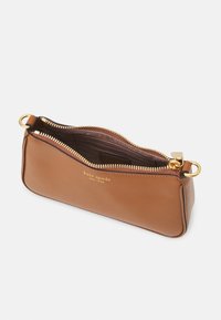 Brązowa skórzana saszetka o fakturowanej powierzchni, zamykana na złoty zamek błyskawiczny z złotymi elementami ozdobnymi. Wewnątrz znajduje się kilka przegródek na karty.