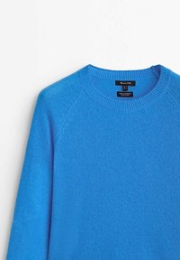 Maglione in cashmere blu con scollo rotondo, maniche raglan e una texture liscia. Presenta un'etichetta che indica la composizione del materiale.
