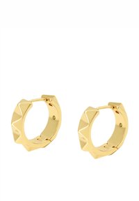 Goldene Creolenohrringe mit einem geometrischen Design, das entlang der Kante Einkerbungen aufweist. Glatte Textur mit glänzendem Finish.