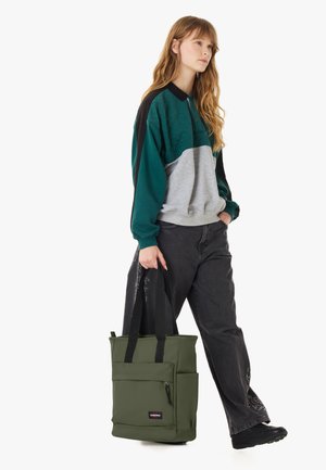 Eastpak, TOTE POCKET SHOPPER TASCHE 33 CM LAPTOPFACH UNISEX - Cabas - dark khaki