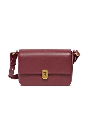 Borsa a spalla in pelle marrone con fronte piatto, chiusura in metallo dorato, tracolla regolabile e superficie testurizzata. Presenta un design minimalista.