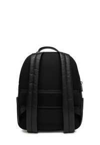 Czarny plecak z teksturowanej tkaniny i gładkimi skórzanymi detalami. Zaokrąglony kształt, podwójne wyściełane paski na ramiona oraz górna rączka do noszenia.