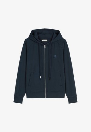 Marineblaue Zip-Hoodie mit Fronttaschen, Kordelzügen und kleinem "M OP"-Logo auf der linken Brust, auf weißem Hintergrund dargestellt.