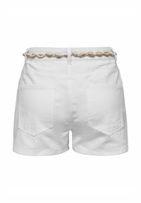 Shorts in denim bianco con un design aderente, dotati di una cintura decorativa a conchiglia, due tasche posteriori e orlo pulito.