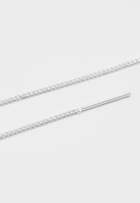 Collier en argent avec un design en maillons ronds lisses. Doté d'un fermoir cylindrique pour un maintien sécurisé. Apparence minimaliste et épurée.