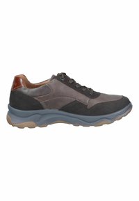 Chaussures pour hommes alliant cuir marron foncé et suède gris, design structuré bas, et semelle en caoutchouc avec un motif de bande de roulement.