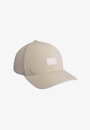 Beige Baseballkappe mit strukturierter Oberfläche, gebogenem Schirm und einem kleinen rechteckigen Etikett mit der Aufschrift „REELL“ auf der Frontpartie.