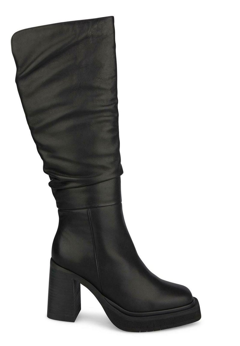 Bota de cuero negro hasta la rodilla con un diseño holgado, tacón grueso y suela texturizada. Acabado liso con punta redondeada y acentos mínimos.