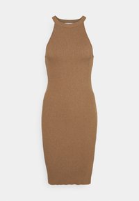 Robe en tricot côtelé marron avec un col montant et une silhouette ajustée, présentant une texture et une longueur midi. Tissu lisse sans motifs.