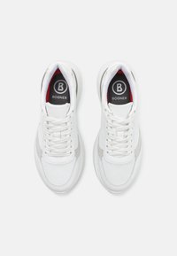 Hvite sneakers med mesh- og lærpaneler, med runde lisser, en polstret såle, og en svart logo på tungen. Grå detaljer.