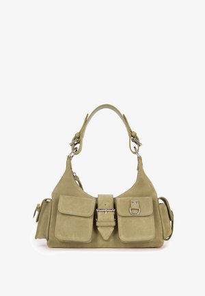 Bolso de ante verde oliva con un diseño estructurado, correa ajustable, dos bolsillos frontales y cierre central con hebilla. Textura suave.