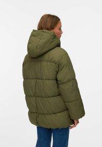 Maslinasto zeleni puffer jakna s kapuljačom, koja ima peršunasti dizajn i širok kroj. Tkanina izgleda glatko i dobro izolirano.