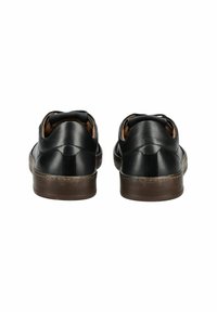 Baskets en cuir noir avec une finition lisse, bout rond, semelle en caoutchouc brun foncé contrastante et détail cousu au niveau du talon.