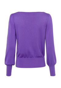 Pull en tricot violet avec des manches longues et bouffantes, un décolleté large et un ourlet cintré. Le tissu semble lisse avec une légère brillance.