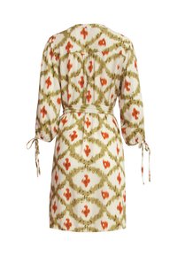 Bloemrijke jurk met een striktaille, voorzien van lange mouwen en een lichte, gestructureerde stof in groene, oranje en crèmekleuren.