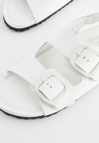 Next BACK STRAP  - Sandaalit nilkkaremmillä - white croc effect
