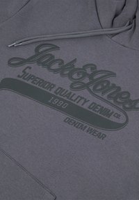 Szara bluza z kapturem z ciemnym nadrukowanym logo, które brzmi "Jack & Jones Superior Quality Denim 1990 Denim Wear". Gładki bawełniany materiał, kaptur ze sznurkiem.