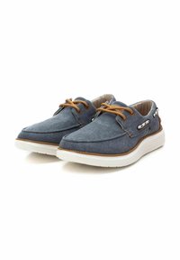 Scarpe in denim con lacci e dettagli marroni, caratterizzate da una superficie texturizzata, punta arrotondata e una suola bianca con una leggera elevazione.