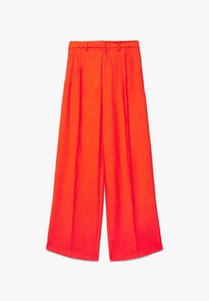 Pantalon large orange vif avec plis, passants de ceinture et fermeture avant dissimulée, présenté sur un fond blanc.