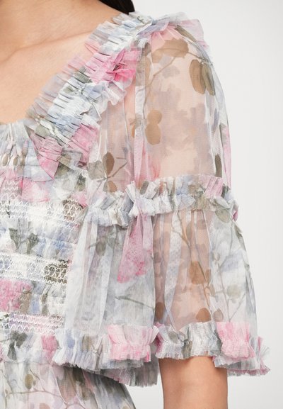 Rochie cu imprimeu floral, realizată dintr-un material transparent ușor, margini roz și albastre cu volănașe și un corset strâns cu mâneci scurte bufante.