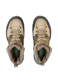 Un paio di scarpe da trekking marroni e beige con lacci gialli, colli imbottiti e punte in gomma nera, viste dall'alto su uno sfondo bianco.