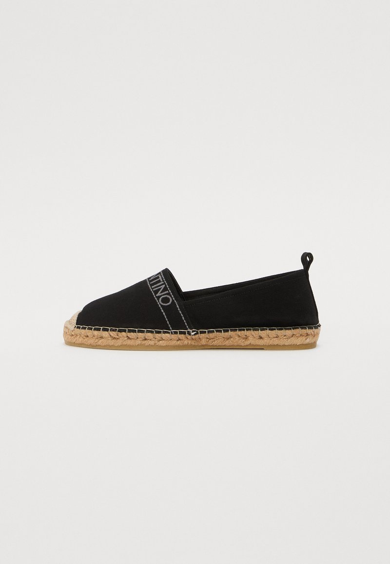 Espadrille en toile noire avec une semelle en jute tressée, arborant un logo sur la bande et un design à bout rond.