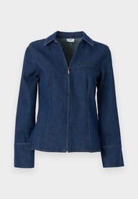 Mörk denimjacka med spetsig krage, framzipper och bröstficka. Har långa ärmar och kontrasterande sömmar.