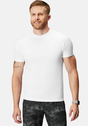 Weißes kurzärmliges Sport-T-Shirt mit glatter Textur und rundem Ausschnitt, kombiniert mit gemusterten schwarzen Shorts.