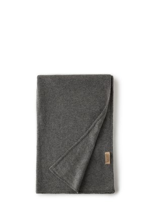 Opgevouwen donkergrijze wollen sjaal met een klein beige merklipje aan één rand op een witte achtergrond.