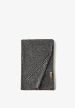 Sciarpa di lana grigio scuro piegata con una piccola etichetta beige sul bordo su sfondo bianco.