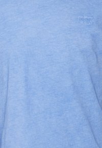 Světle modré bavlněné tričko s měkkou texturou, které má na horní levé straně vystouplé logo s nápisem "JOOP! Jeans".