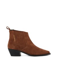 Cizmă ankle din suede maro, cu vârf ascutit, toc înclinat și accente verticale nervurate. Include o bandă de tras pentru a fi ușor de purtat.